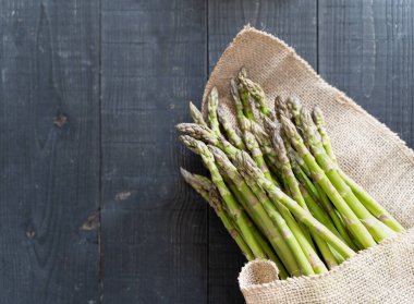 Taze yeşil kuşkonmazın tepeden tırnağa kir beziyle sarılmış hali.