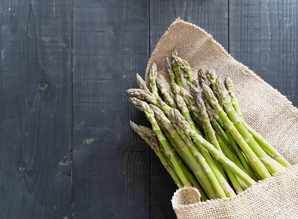 Taze yeşil kuşkonmazın tepeden tırnağa kir beziyle sarılmış hali.