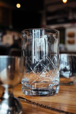 Çevredeki bar ışıklandırması altında sergilenen çarpıcı klasik cam sürahi. Lüks, işçilik ve kaliteli konukseverlik ayarları için iyi ruhlar kültürü sunar..