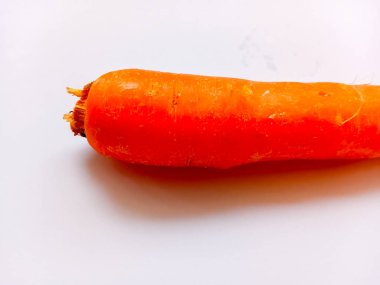 Beyaz arkaplanda havuç izole