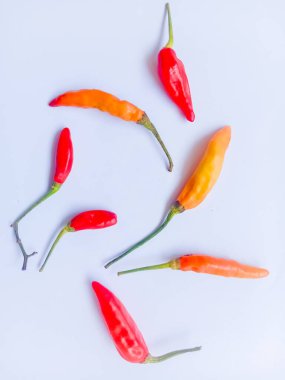 Beyaz arkaplanda Cabai Rawit veya Cayenne Pepper izole edilmiş
