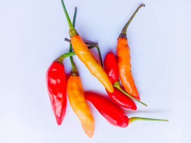 Beyaz arkaplanda Cabai Rawit veya Cayenne Pepper izole edilmiş