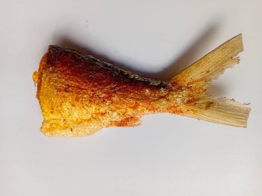 Beyaz arka planda izole edilmiş kızarmış süt balığı parçası.