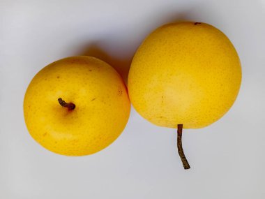 Beyaz zemin üzerinde izole edilmiş iki armut.