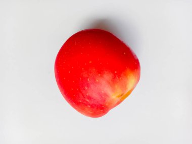 Beyaz arkaplanda kırmızı elma izole edildi.