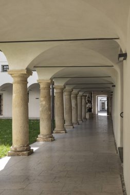 Tarihi Taş Archway Koridoru. Tarihi bir taş kemer koridorunda sütunları olan sakin bir yürüyüş..