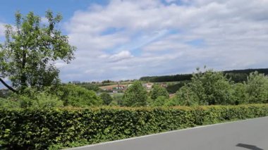 Alpine Meadow 'lu Majestic Mountain View. Açık mavi gökyüzünün altında arka planda yükselen dağlarla nefes kesici bir çayırlık.