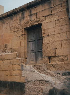 Kum duvardaki kapı Eski kapı