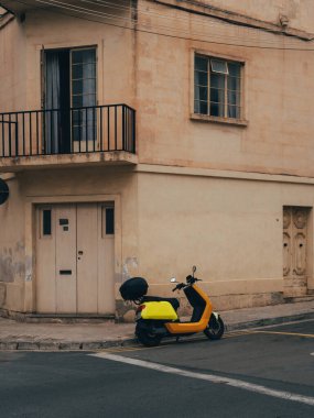 Mobilet. Nakliye. Ulaşım. Teslimat. eski bina