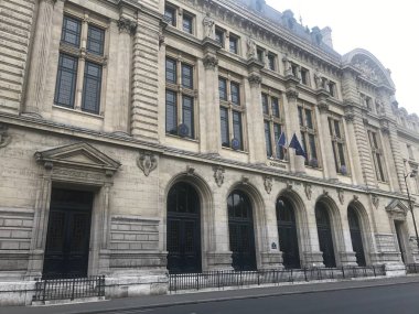 Paris 'teki Sorbonne Üniversitesi' nin tarihi cephesi süslü detaylar ve Fransız bayrakları ile akademik prestij yayıyor.