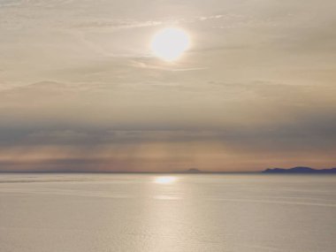 Oia kasabasındaki Yunan adası Santorini 'de inanılmaz gün batımını bekliyor. Yüksek kalite fotoğraf