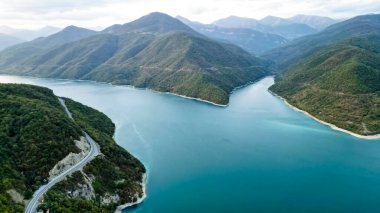 Gürcistan 'daki Zhinvali Barajı' nın panoramik drone görüntüsü. Yüksek kalite fotoğraf