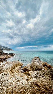 Girit 'teki Ahtapot Koyu' nda güzel kayalık sahil ve parlak mavi deniz. Yüksek kalite fotoğraf