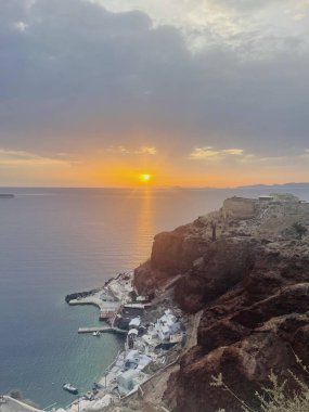 Okyanus manzaralı, kutsal Yunan adası Santorini 'de gün batımını bekliyorlar. Yüksek kalite fotoğraf
