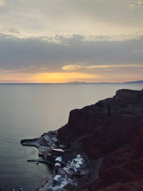 Okyanus manzaralı, kutsal Yunan adası Santorini 'de gün batımını bekliyorlar. Yüksek kalite fotoğraf