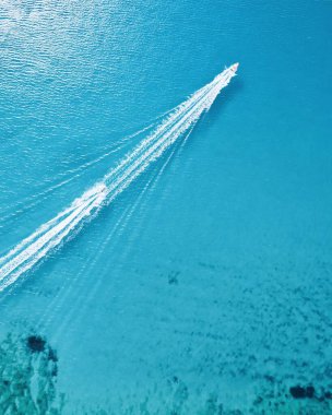 Denizin turkuaz suyunda tekne izleri. Yüksek kalite fotoğraf