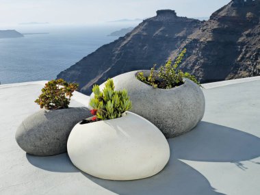 Nefis bir deniz manzaralı Santorini balkonunda sulu çiçek saksıları. Yüksek kalite fotoğraf