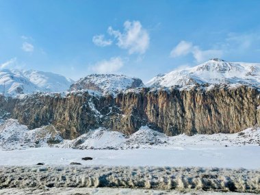 Karla kaplı engebeli Gürcü dağları. Yüksek kalite fotoğraf
