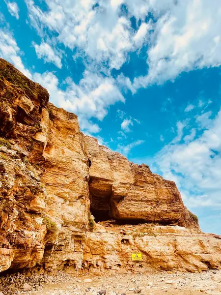 Kayalıkların yakınındaki Yunanca 'da kayalıkların düşme tehlikesi ve yaklaşma yasağı uyarısı. Yüksek kalite fotoğraf