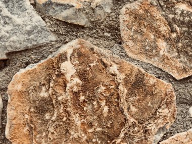 Taş duvar dokusu arka planında doğal duvar ve beton eklemleri var. Yüksek kalite fotoğraf