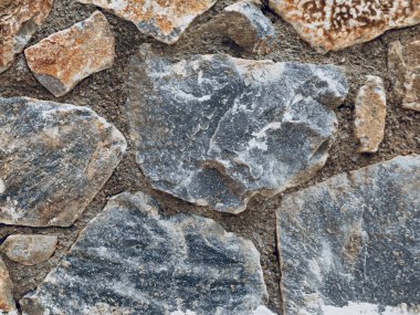 Taş duvar dokusu arka planında doğal duvar ve beton eklemleri var. Yüksek kalite fotoğraf