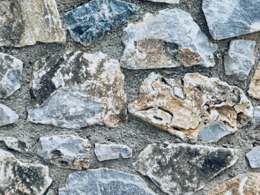 Taş duvar dokusu arka planında doğal duvar ve beton eklemleri var. Yüksek kalite fotoğraf