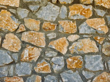 Taş duvar dokusu arka planında doğal duvar ve beton eklemleri var. Yüksek kalite fotoğraf