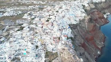 Santorini Beyazlatılmış Köyünün Akşam Havası Deniz kıyısındaki Volkanik Uçurumlara Tünedi. Yüksek kalite 4k görüntü