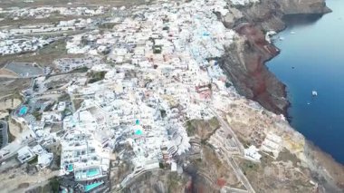 Santorini Beyazlatılmış Köyünün Akşam Havası Deniz kıyısındaki Volkanik Uçurumlara Tünedi. Yüksek kalite 4k görüntü