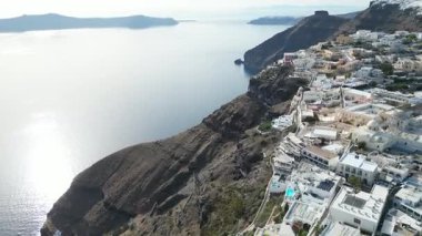 Santorini 'deki Fira Kasabası' nın gündüz hava aracı görüntüsü. Yüksek kalite 4k görüntü