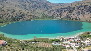 Girit 'teki Chania Bölgesi' ndeki eşsiz Kournas Gölü, adadaki tek tatlı su gölü. Yüksek kalite fotoğraf