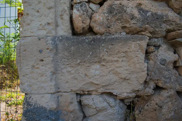 Girit 'teki harabe bir Yunan evinin antik taş duvarı. Yüksek kalite fotoğraf