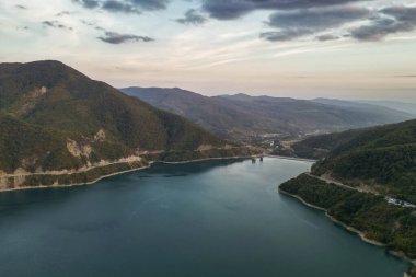 Gürcistan 'daki İnanılmaz Zhinvali Barajı, Sakartvelo' daki Bir Ziyaret Etmeli Sahnesi. Yüksek kalite fotoğraf