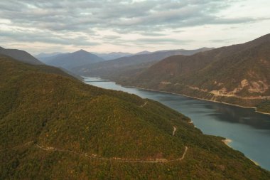 Gürcistan 'daki İnanılmaz Zhinvali Barajı, Sakartvelo' daki Bir Ziyaret Etmeli Sahnesi. Yüksek kalite fotoğraf