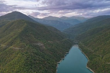 Gürcistan 'daki İnanılmaz Zhinvali Barajı, Sakartvelo' daki Bir Ziyaret Etmeli Sahnesi. Yüksek kalite fotoğraf