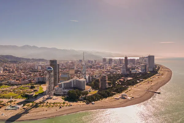 Büyüleyici Batum: Şehrin Gökdelenleri ve Doğal Arkaplanı 'nın çarpıcı bir görüntüsü. Yüksek kalite fotoğraf