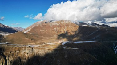 Görkemli Karla kaplı Gürcistan Dağları Güneş Işığıyla yıkandı. Yüksek kalite fotoğraf