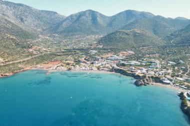 Girit 'teki Bali' nin Büyüleyici Köyü, Mavi Deniz, Görkemli Dağlar. Yüksek kalite fotoğraf