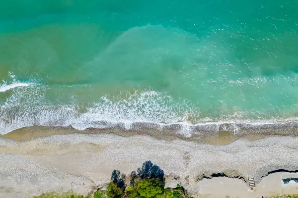 Kıyı şeridi ve köpüklü dalgalar için insansız hava aracı perspektifi, ideal arka plan. Yüksek kalite fotoğraf