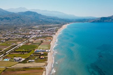 Georgioupolis ve Rethymno arasında Girit 'te çarpıcı uzun bir sahil. Yüksek kalite fotoğraf