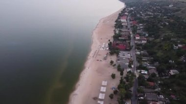 Mariupol, Ukrayna. 28 Ağustos 2021. Primorsky Bölgesi 'ndeki Peschanka Sahili' nde akşam uçağı görüntüsü. Yüksek kaliteli görüntüler