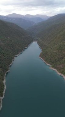 Gürcistan dağlarıyla çevrili Jinvali Barajı 'nın dikey görüntüsü. Yüksek kalite 4k görüntü