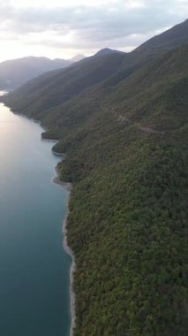 Gürcistan 'daki çarpıcı Jinvali Barajı' nın dikey görüntüsü. Yüksek kalite 4k görüntü
