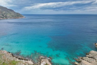 Girit 'teki Omprogialos Octopus Körfezi' nde Denizin Turkuaz Suları. Yüksek kalite fotoğraf