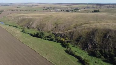 Volodarsk Steppe 'deki Autumn Fields ve Hills' in başları. Ukrayna, Donetsk bölgesi. Yüksek kaliteli FullHD görüntüler