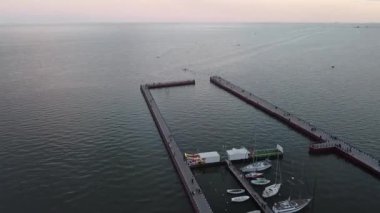 Mariupol, Ukrayna. 6 Eylül 2021. Akşam İHA Hava Görüntüsü, Pier ve Azov Denizi, Primorsky Bölgesi. Yüksek kaliteli FullHD görüntüler