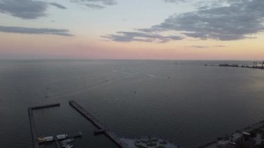 Mariupol, Ukrayna. 6 Eylül 2021. Sunset 'te insansız hava aracı görüntüsü Primorsky Bölgesi, Azov Denizi' nde rıhtım. Yüksek kaliteli FullHD görüntüler