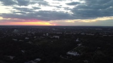 Mariupol, Ukrayna. 6 Eylül 2021. Sunset, Primorsky Bölgesi 'nde insansız hava aracı vuruldu. Yüksek kaliteli FullHD görüntüler