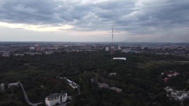 Mariupol, Ukrayna. 6 Eylül 2021. Akşam Havacılığı, Mariupol İskelesi ve Azov Denizi, Primorsky Bölgesi. Yüksek kaliteli FullHD görüntüler