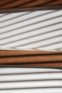 Güneşle öpülmüş, gölgeli tahta merdivenler. Yüksek kalite fotoğraf